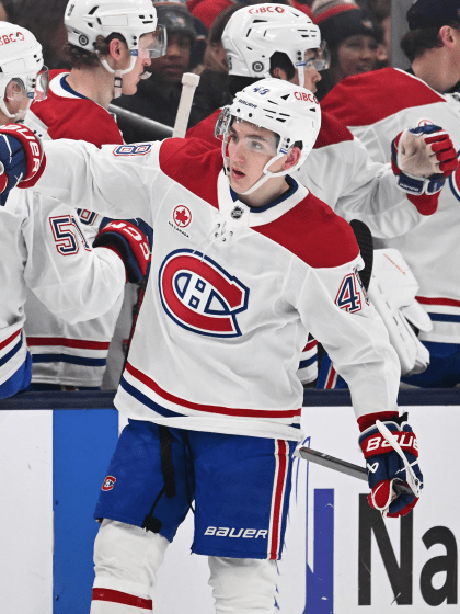 他不但在场 他不但在场